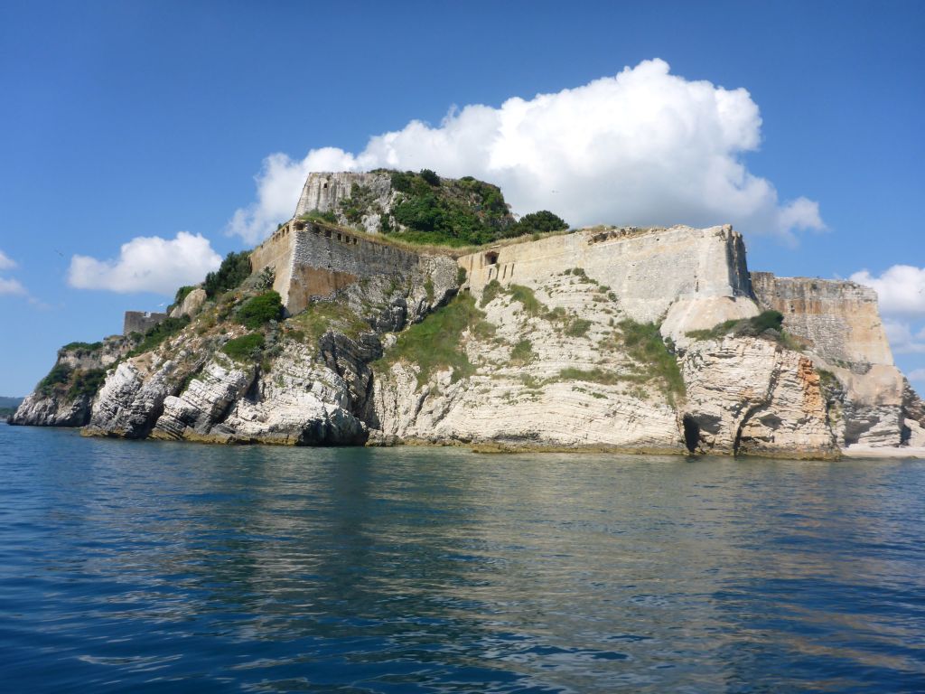 Motorboot ausprobieren: um die Festung in Korfu Stadt darfst Du herumfahren.