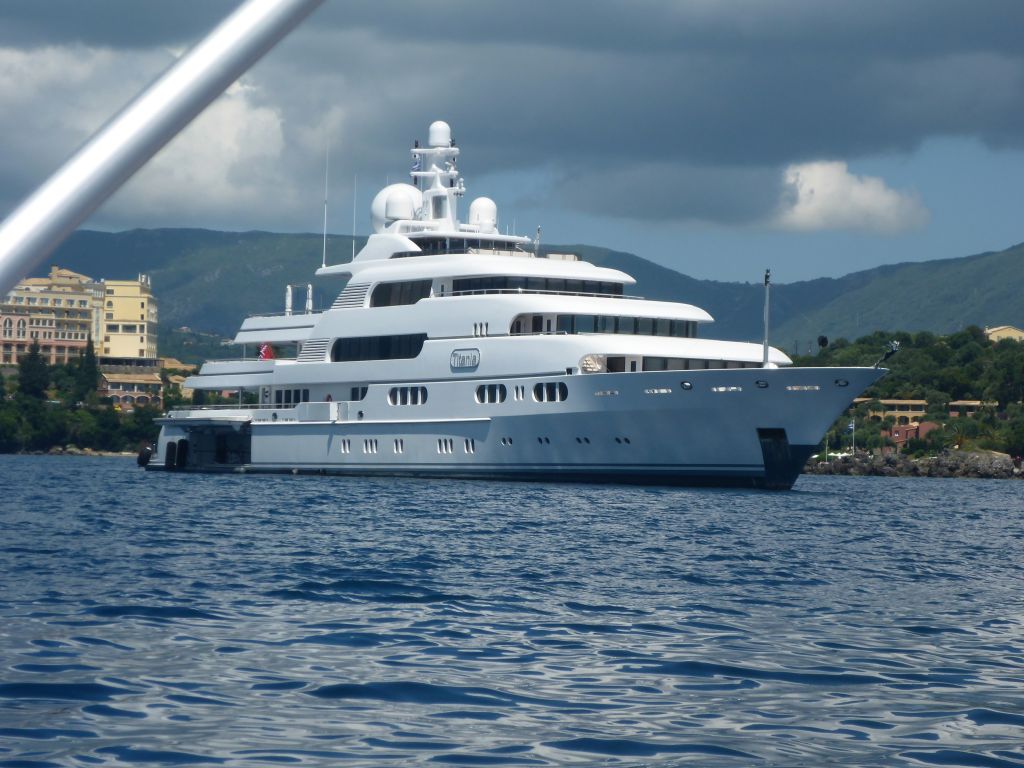 Kannst Du auch chartern: die Titania, 71m, gut 500.000 EUR pro Woche